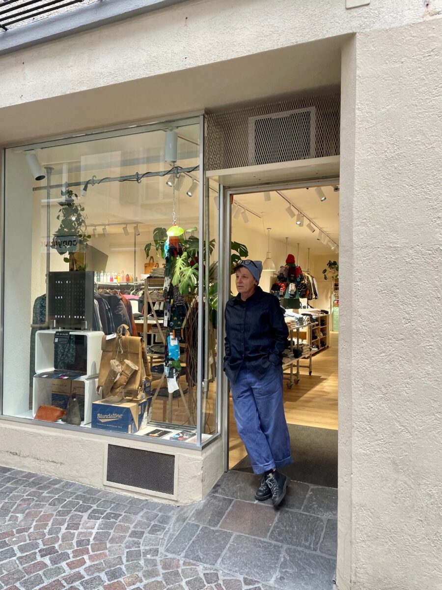 Jaqueline Cavegn davanti al suo negozio di moda LAKI MI nel centro storico di Coira